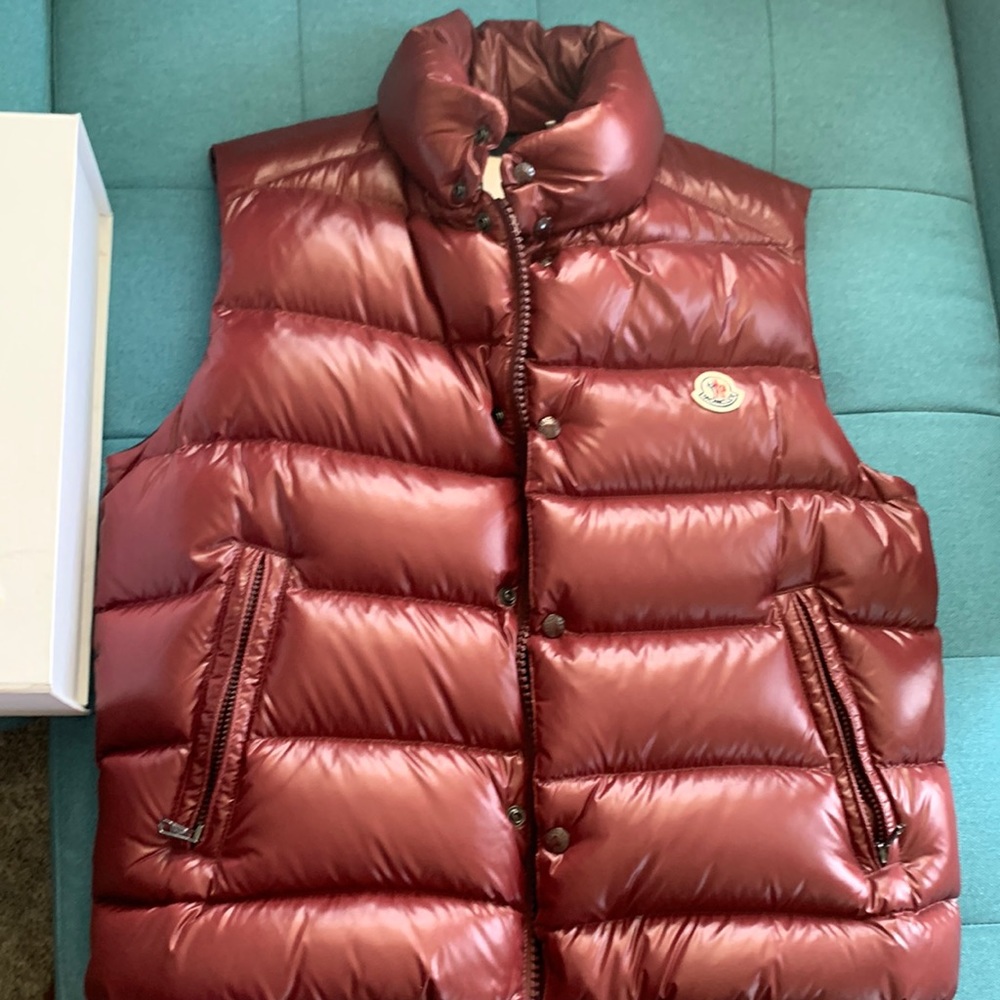 Moncler vest puff down. Size 3, color maroon never been use.